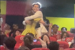 Giải trí - Lê Dương Bảo Lâm sợ bị chồng của fan nữ "đánh ghen" tại rạp chiếu phim