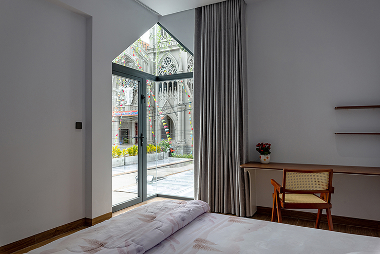 Khu vực phòng ngủ nhìn ra phía nhà thờ
