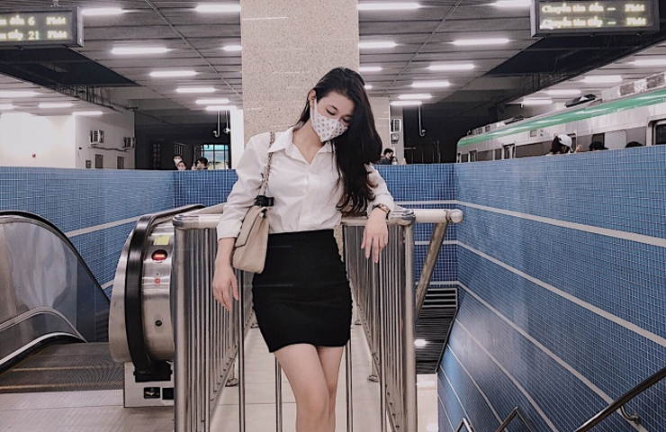 Cũng có một số cô nàng công sở tranh thủ check in ở ga&nbsp;Cát Linh với sơ mi và mini juyp.
