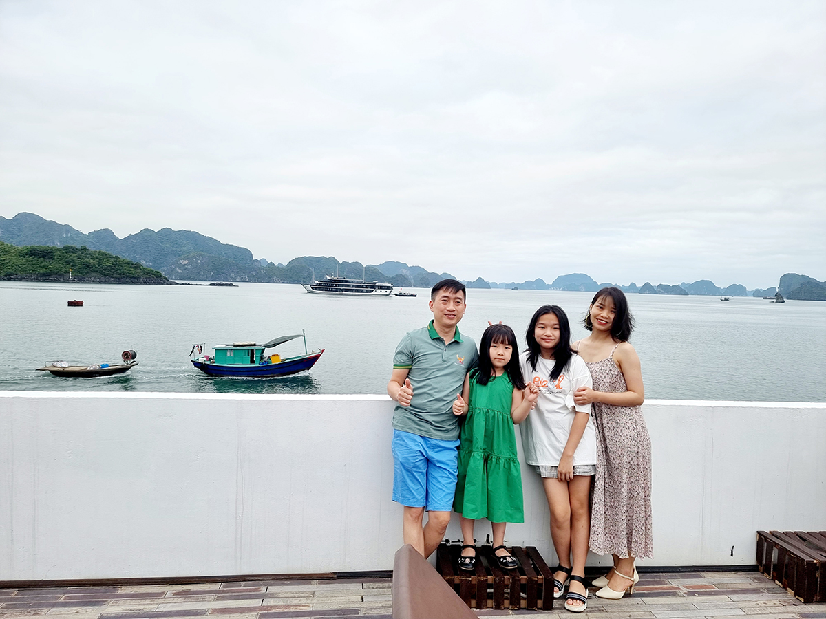 Bằng nhiệt huyết với công việc cùng sự sẻ chia cho cộng đồng, Bùi Anh Tú luôn sống vui vẻ an yên bên gia đình nhỏ có hai cô con gái.