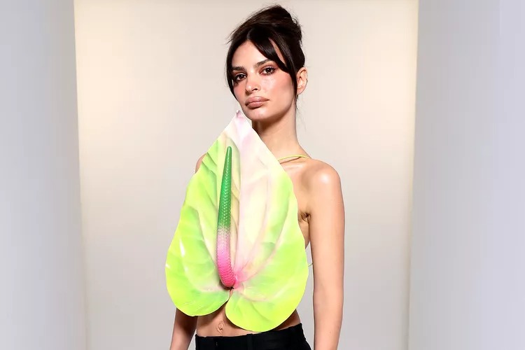 Emily Ratajkowski mặc đóa hồng môn khổng lồ tại Tuần lễ thời trang Paris - 1