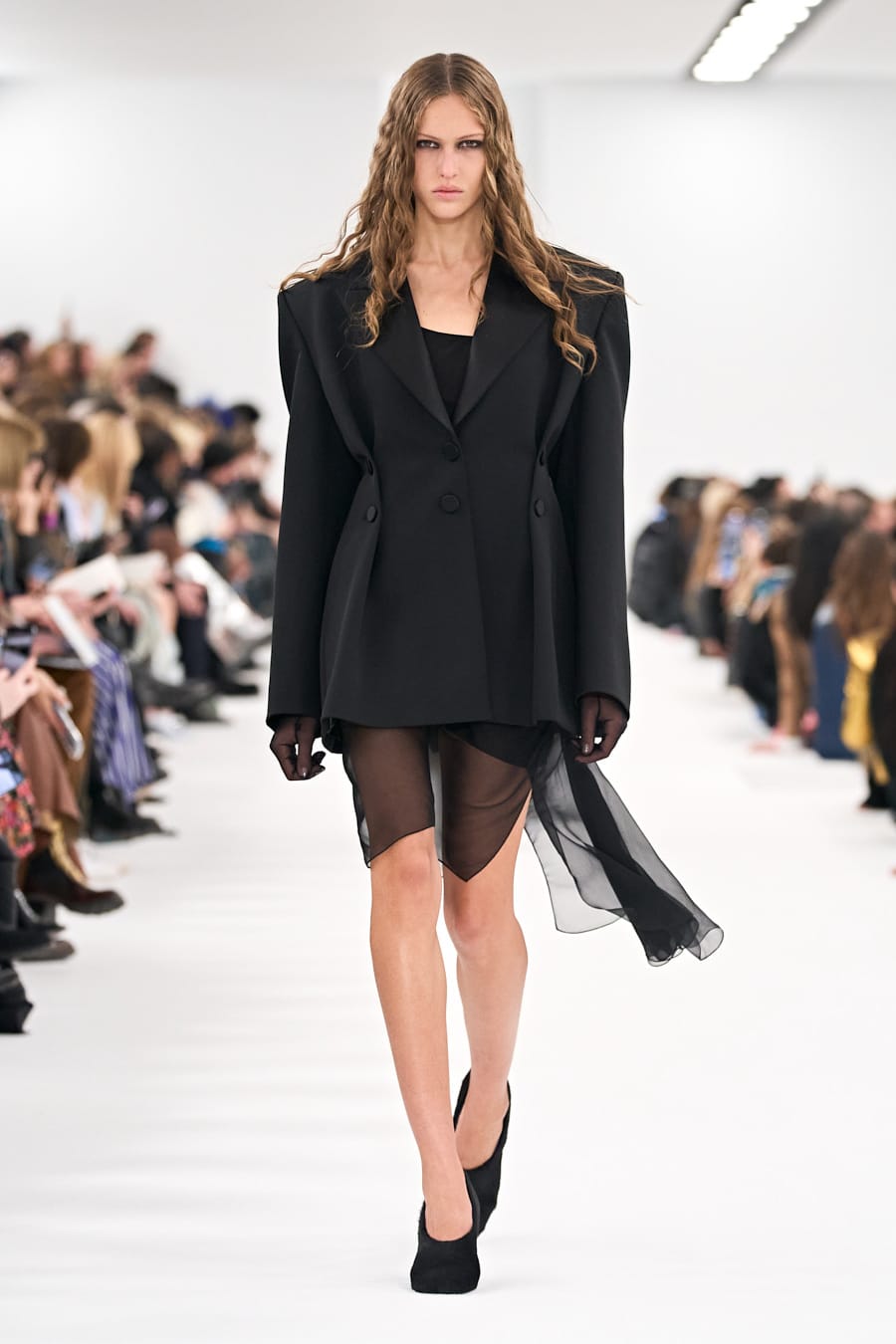 Vẻ đẹp thanh lịch cổ điển thời hiện đại của Givenchy - 1