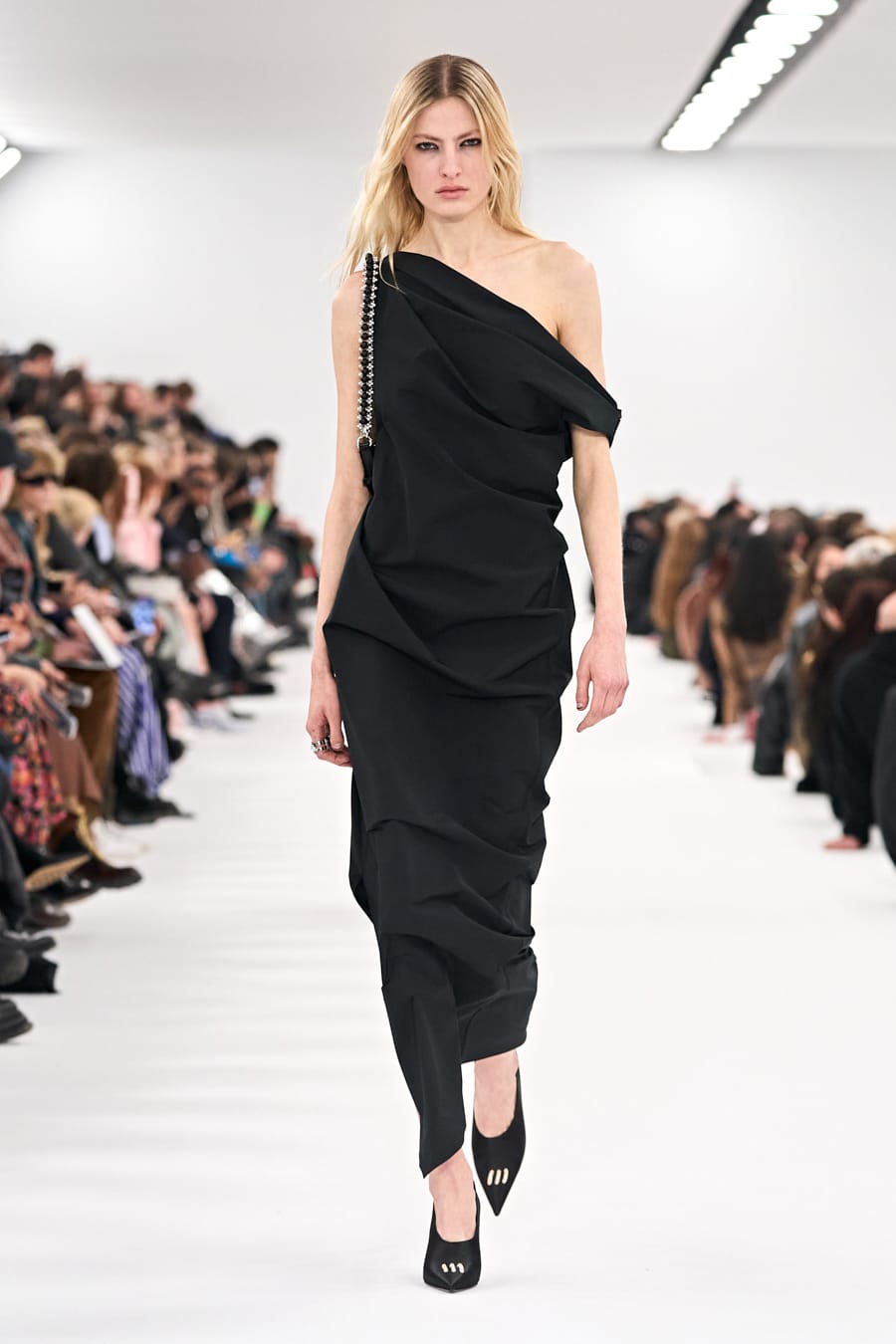 Vẻ đẹp thanh lịch cổ điển thời hiện đại của Givenchy - 7