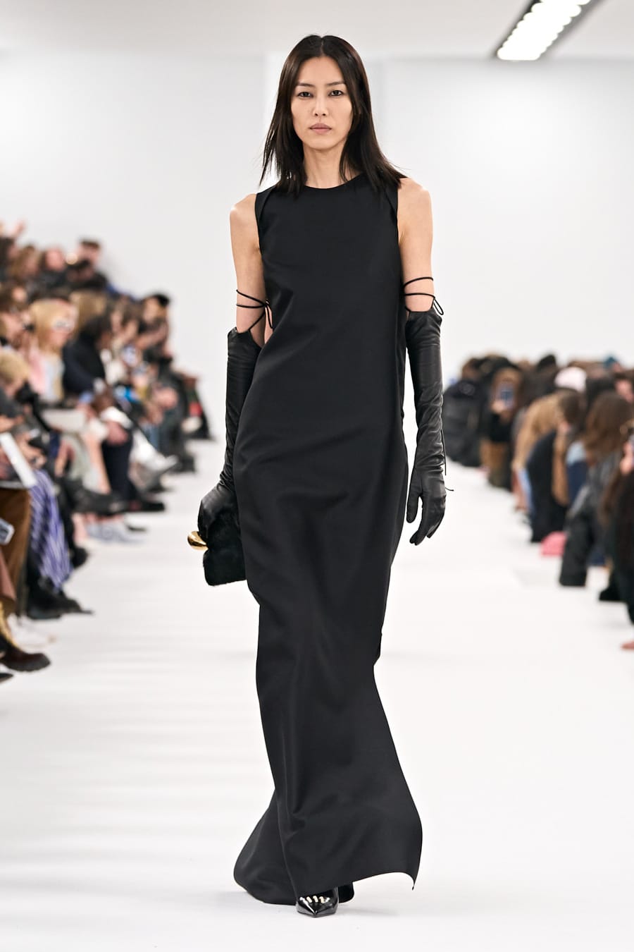 Vẻ đẹp thanh lịch cổ điển thời hiện đại của Givenchy - 5