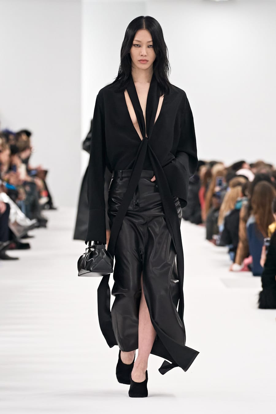 Vẻ đẹp thanh lịch cổ điển thời hiện đại của Givenchy - 14