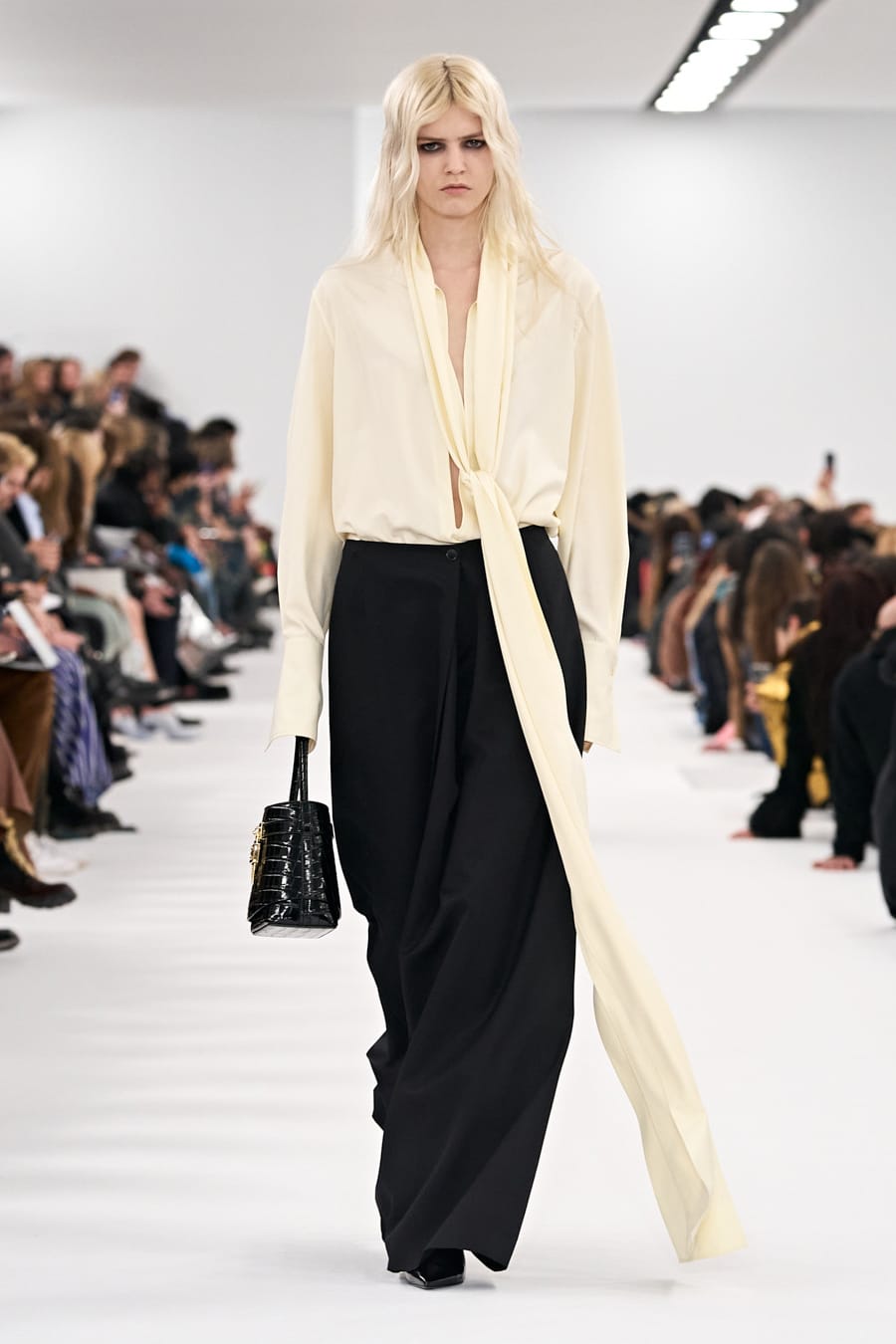 Vẻ đẹp thanh lịch cổ điển thời hiện đại của Givenchy - 11