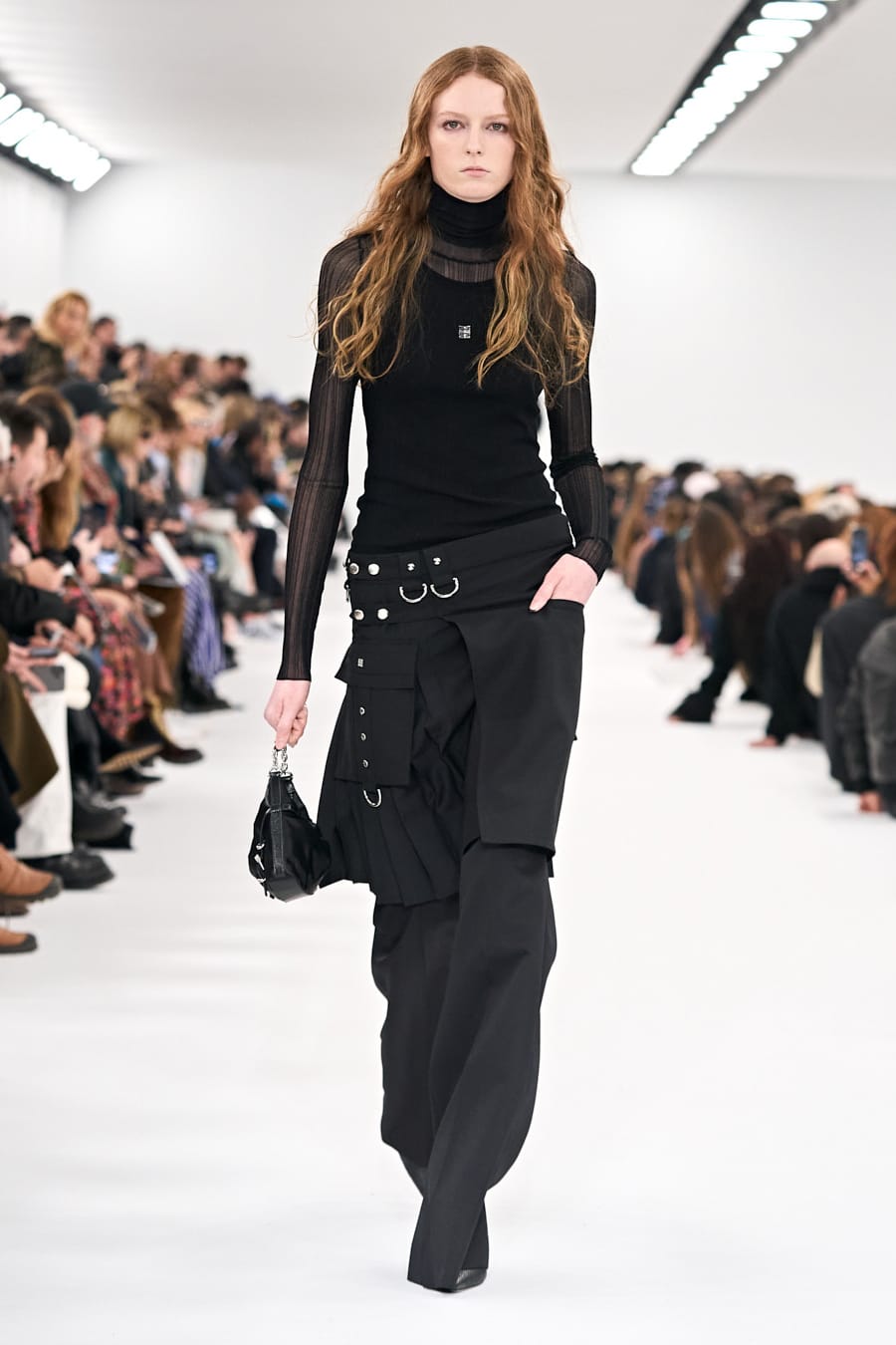 Vẻ đẹp thanh lịch cổ điển thời hiện đại của Givenchy - 8