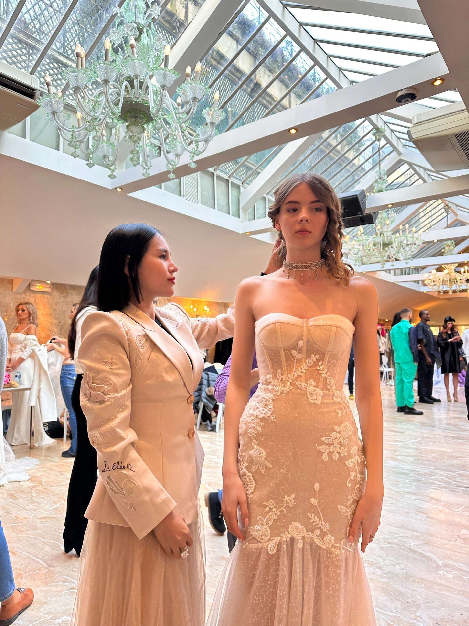 Nhà thiết kế kim hoàn Lê Nguyễn Nhật Linh cùng người mẫu trước giờ trình diễn