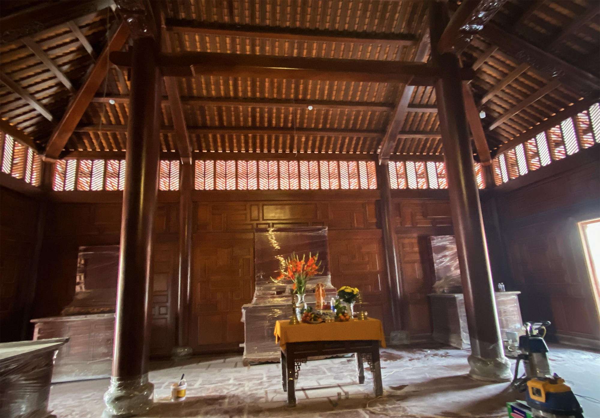 Bên trong chính điện đình An Khánh được đặt bàn thờ tạm giữa gian. Nhiều bàn thờ bằng gỗ đã được chuyển đến đình. Bàn thờ chính thờ Thần Thành hoàng bổn cảnh cùng các bàn thờ khác như Tả ban, Hữu ban, Tiền hiền, Hậu hiền, Tiên sư…