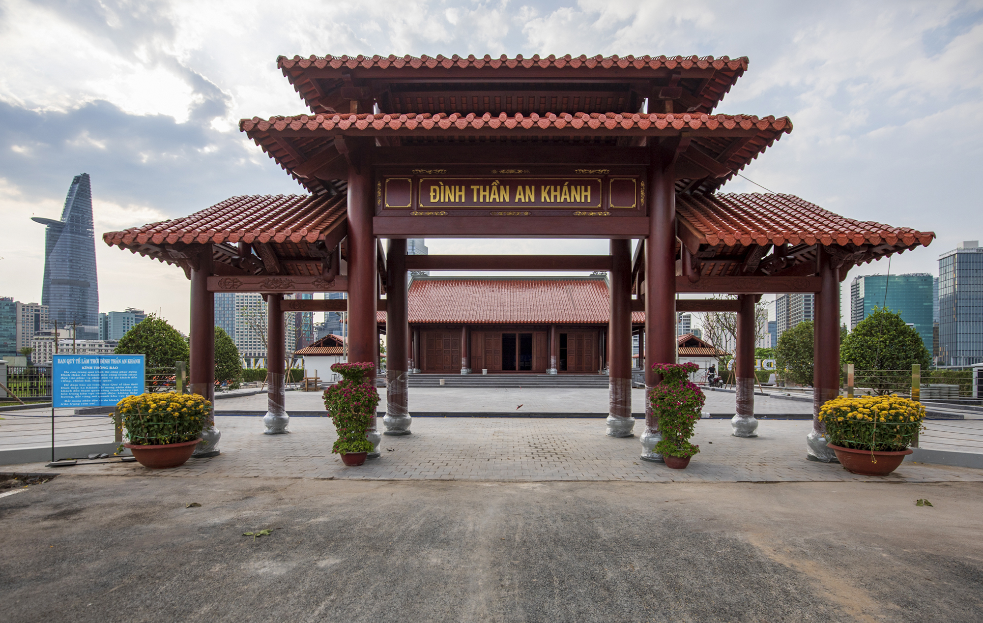 Sau gần một năm thi công, các hạng mục chính của ngôi đình đã hoàn thành. Cổng đình được đặt về hướng Đông, bộ khung cổng bằng chất liệu gỗ với 3 tầng mái lợp ngói, 8 cột đã được dựng nổi bật phía trước đình.