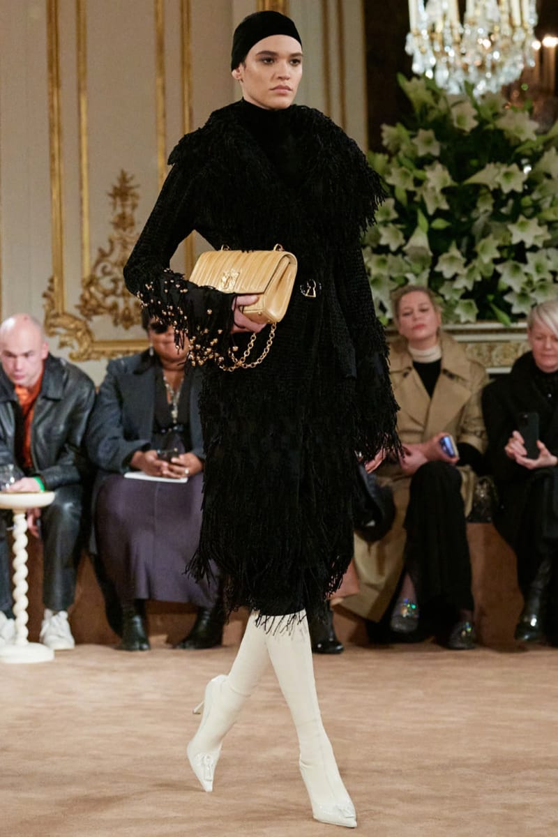 Schiaparelli FW23 đưa nét đặc trưng của nhà mốt trở lại sau BST đầu thú - 7