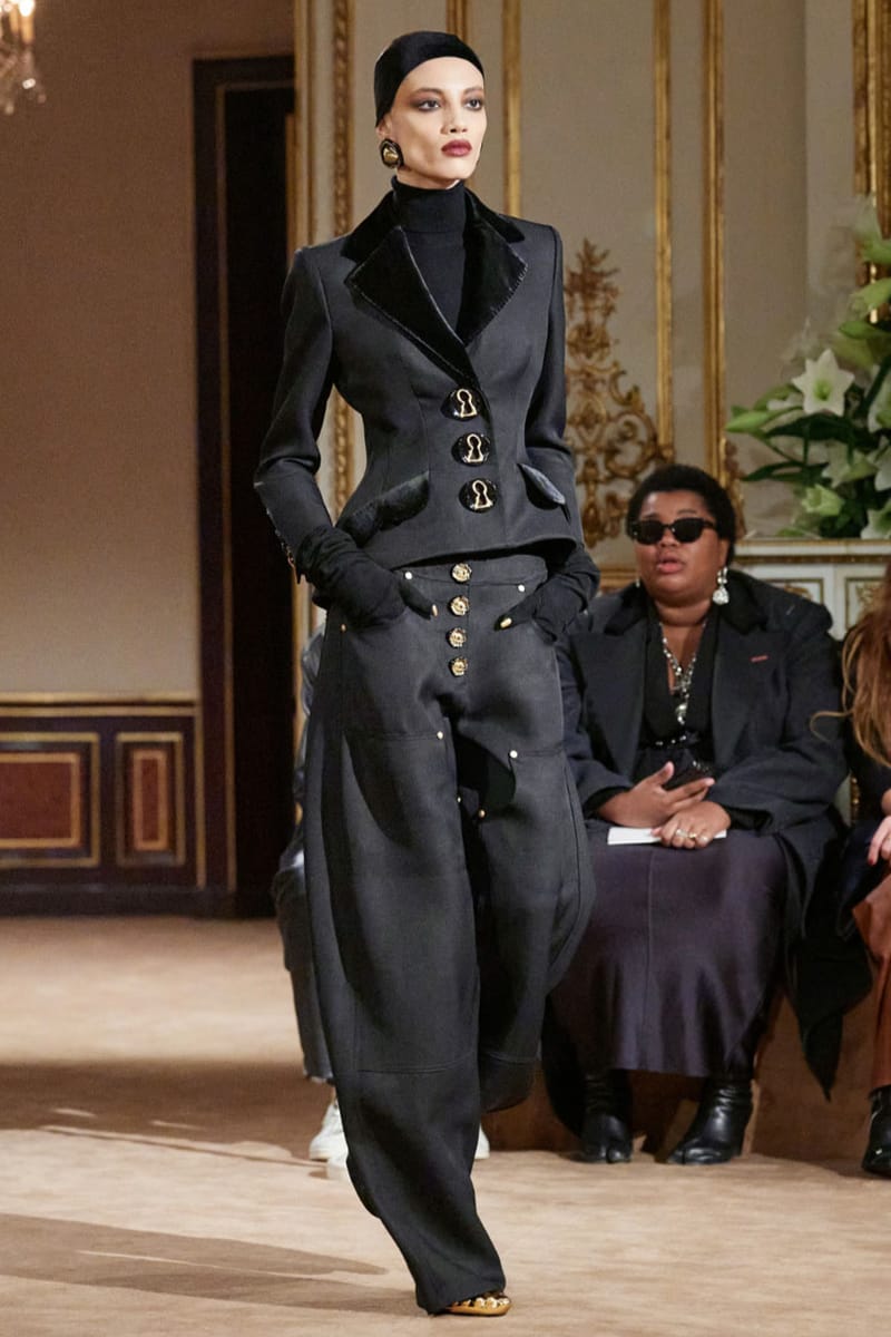 Schiaparelli FW23 đưa nét đặc trưng của nhà mốt trở lại sau BST đầu thú - 15