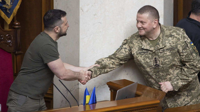 Tổng thống Ukraine Volodymyr Zelensky bắt tay đại tướng&nbsp;Valery Zaluzhny, Tổng Tư lệnh các lực lượng vũ trang Ukraine.