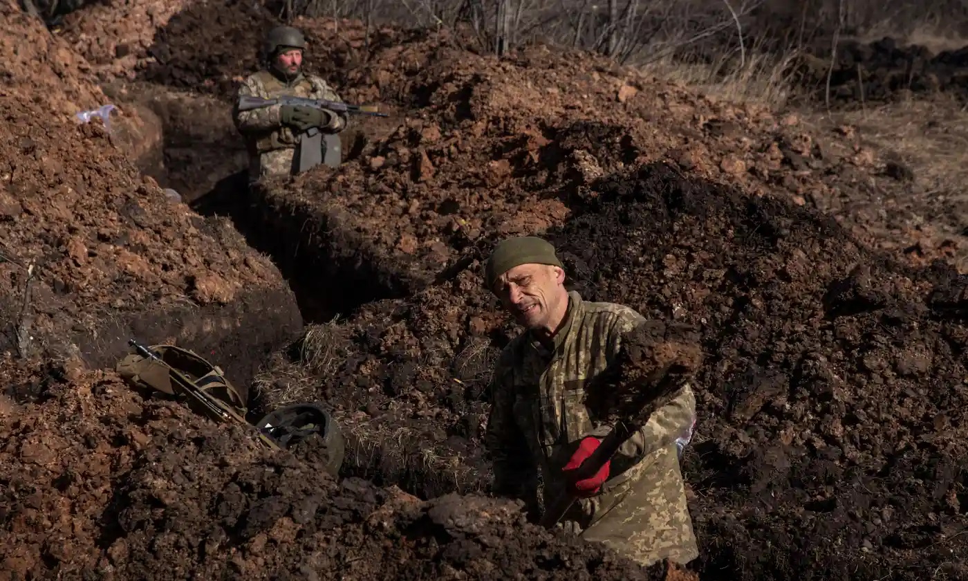 Binh sĩ Ukraine đào chiến hào mới ở Bakhmut, tiếp tục cố thủ (ảnh&nbsp;: CNN)