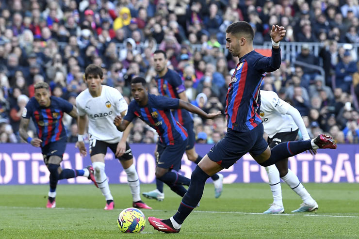 Ferran Torres sút penalty kém may mắn