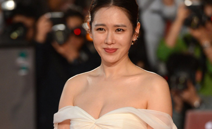 Nhờ vai diễn trong "Hương Mùa Hè", "A Moment To Remember", cô được coi là "tình đầu quốc dân" xứ Hàn.
