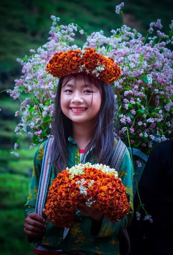 Mua Thị Dua là cô bé bán hoa ở dốc Thẩm Mã có lượng fan đông đảo trên MXH nhờ nét phúng phính, tròn xinh.