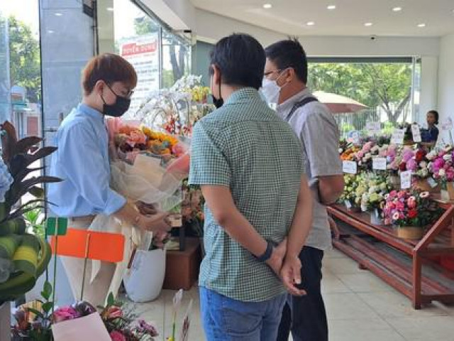 Thị trường - Tiêu dùng - Hoa hồng ngày 8-3 nhiều nhưng giá vẫn tăng
