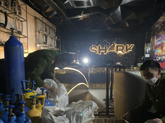 Pháp luật - Phát hiện quán bar Shark mở "địa đạo" thông với nhà vệ sinh nữ để cất giấu "bóng cười"