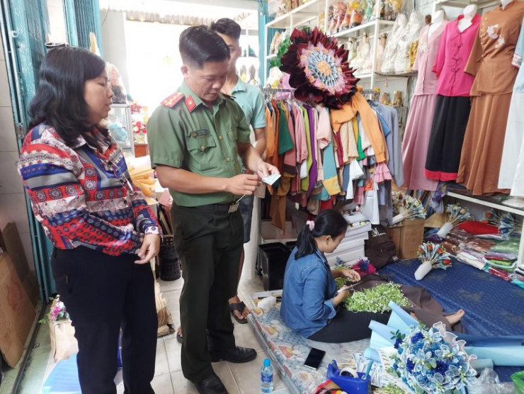 Đoàn công tác liên ngành tiến hành kiểm tra cơ sở, cá nhân kinh doanh hoa.&nbsp;