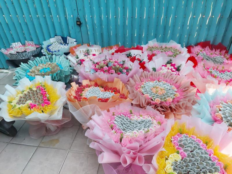 Các bó hoa cuốn từ tiền thật hút khách trong các ngày lễ.&nbsp;