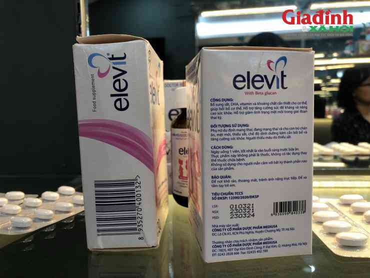 Trong khi công dụng, đối tượng sử dụng, cách dùng được nhà sản xuất elevit trình bày cùng bảng thành phần với kích thước chữ nhỏ, thì sản phẩm giả (phải) lại dành riêng một mặt bao bì để trình bày với kích thước chữ lớn hơn. Mã số, mã vạch cũng có vị trí trên nhãn khác nhau. Theo bà Phương, hãng elevit chỉ sản xuất sản phẩm duy nhất có quy cách đóng dạng vỉ và khuyến cáo các sản phẩm giống/tương tự là hàng giả.