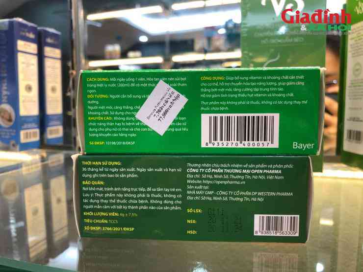 Tuy nhiên, nếu quan sát tỉ mẩn sẽ thấy màu sắc vỏ hộp sản phẩm thật - giả cho màu nhạt - đậm. Nhãn sản phẩm thật có dòng chữ "thực phẩm bảo vệ sức khỏe" đặt ở góc trên phải thương hiệu.
