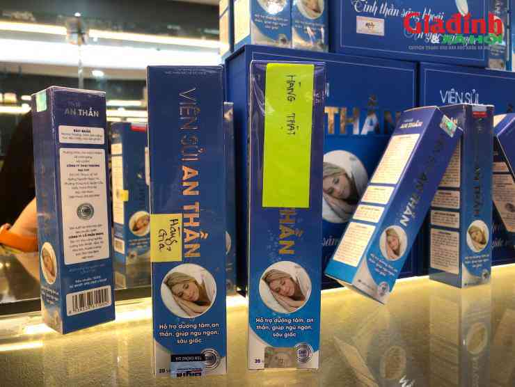 Với sản phẩm viên sủi an thần này cũng tương tự. Nhãn sản phẩm thật (phải) và giả (bên trái) giống nhau từ hình ảnh, đến định dạng chữ. Tuy nhiên, nếu nhìn kỹ, màu sắc hộp sản phẩm thật sẽ tinh tế, đậm và chữ sắc nét hơn sản phẩm giả.