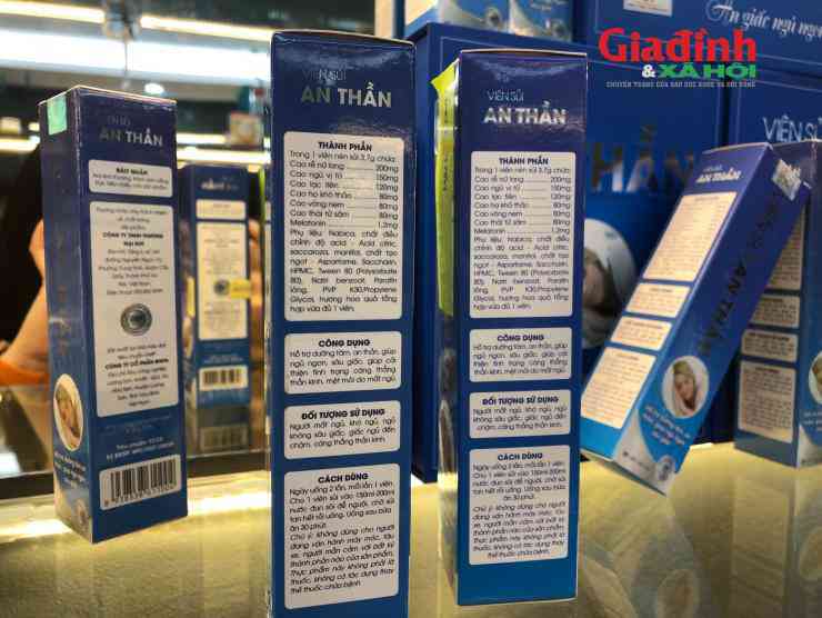 Các thông tin ở mặt cạnh hộp sản phẩm cũng được trình bày giống nhau. Bằng mắt thường, rất khó để nhận diện đâu là hàng thật - giả.