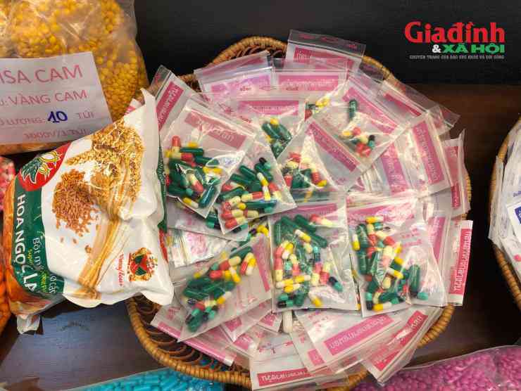 Theo bà Phương, khi có khách đặt hàng, các đối tượng điều chế thủ công, đưa bột mỳ vào bên trong viên con nhộng này trước khi đưa đến tay người dùng.