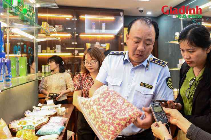 Tương tự, ông Trần Hữu Linh - Tổng Cục trưởng Tổng cục QLTT cũng khuyến cáo, riêng đối với các sản phẩm là thuốc, thực phẩm chức năng, viên uống..., người tiêu dùng cần mua tại các cửa hàng, cửa hiệu đã được Bộ Y tế cấp phép, tránh mua trôi nổi trên các nền tảng mạng xã hội...