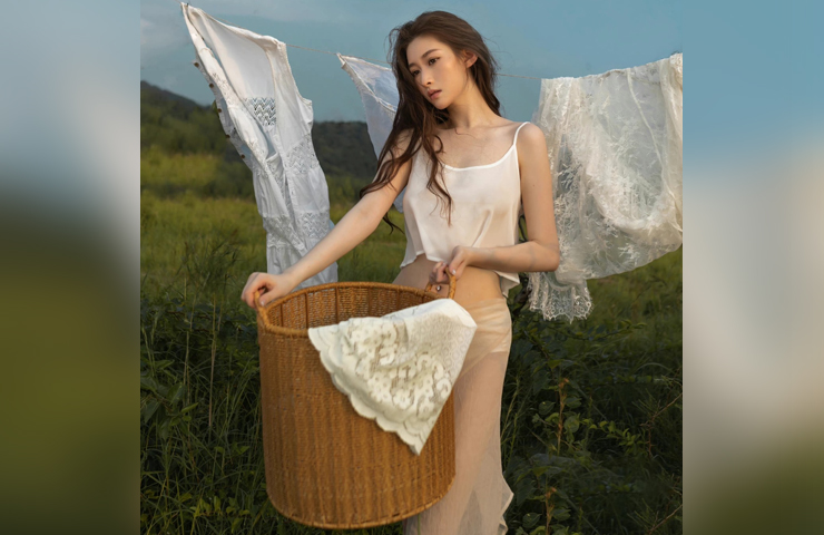 Ngoài trang phục mỏng sương thì nội y cũng được tận dụng triệt để trong concept này.
