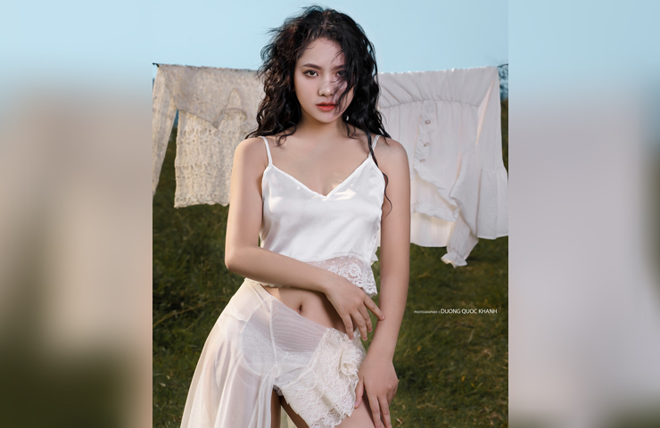 Cùng với&nbsp;sự góp mặt của 3 người mẫu:&nbsp;Sydney Van Til,&nbsp;Natasha Eklove và&nbsp;Jessie Renae.
