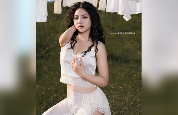Ngược lại, bộ ảnh của hot girl Việt thì được tiết chế hơn trong việc chọn trang phục.
