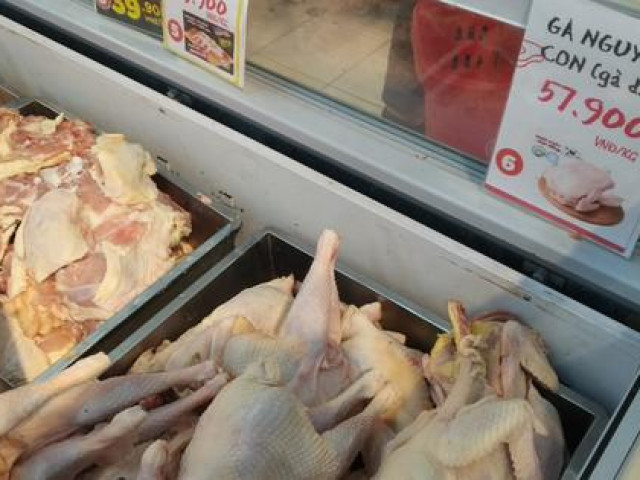 Thịt gà trong nước dư thừa, gà nhập khẩu vẫn cao