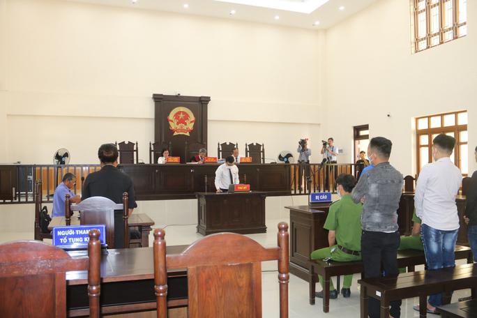 Các bị cáo nghe HĐXX xét hỏi