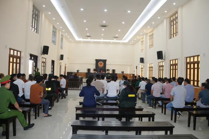 Phiên tòa thu hút đông người theo dõi