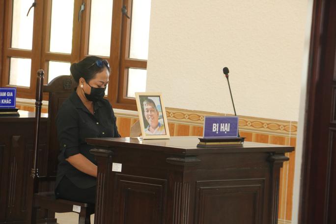 Vợ của nạn nhân Hà Xuân Hải với di ảnh chồng tại tòa