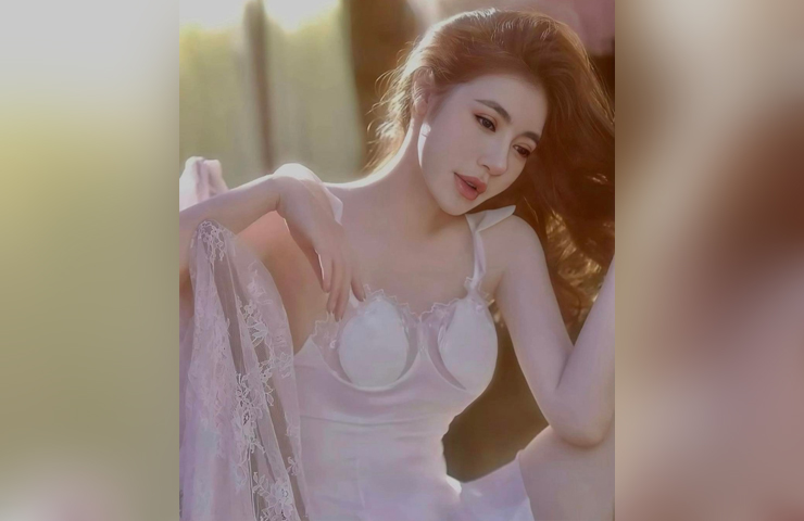 Elly Trần lại là một trong số ít cô gái chinh phục được mốt mặc&nbsp;váy ngủ mỏng manh.
