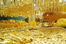 Kinh doanh - Giá vàng hôm nay 7/3: Tiếp tục giảm, "nín thở" chờ thông tin mới