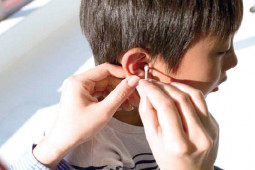 Sức khỏe đời sống - Bé trai suýt bị điếc vì bố mẹ chưa bao giờ lấy ráy tai cho con
