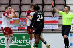 Bóng đá - Đỉnh cao ăn vạ: Không làm gì vẫn nhận thẻ đỏ, VAR được "gọi tên"