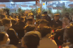 Đời sống Showbiz - "Đội quân" livestream tràn về náo loạn đám tang "ông hoàng cải lương" Vũ Linh