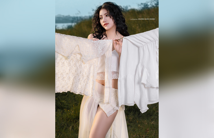 Gần đây, váy&nbsp;&#34;phòng the&#34;&nbsp;được hot girl Việt&nbsp;tận dụng chụp các&nbsp;bộ ảnh hơi hướng &#34;Lolita&#34;.
