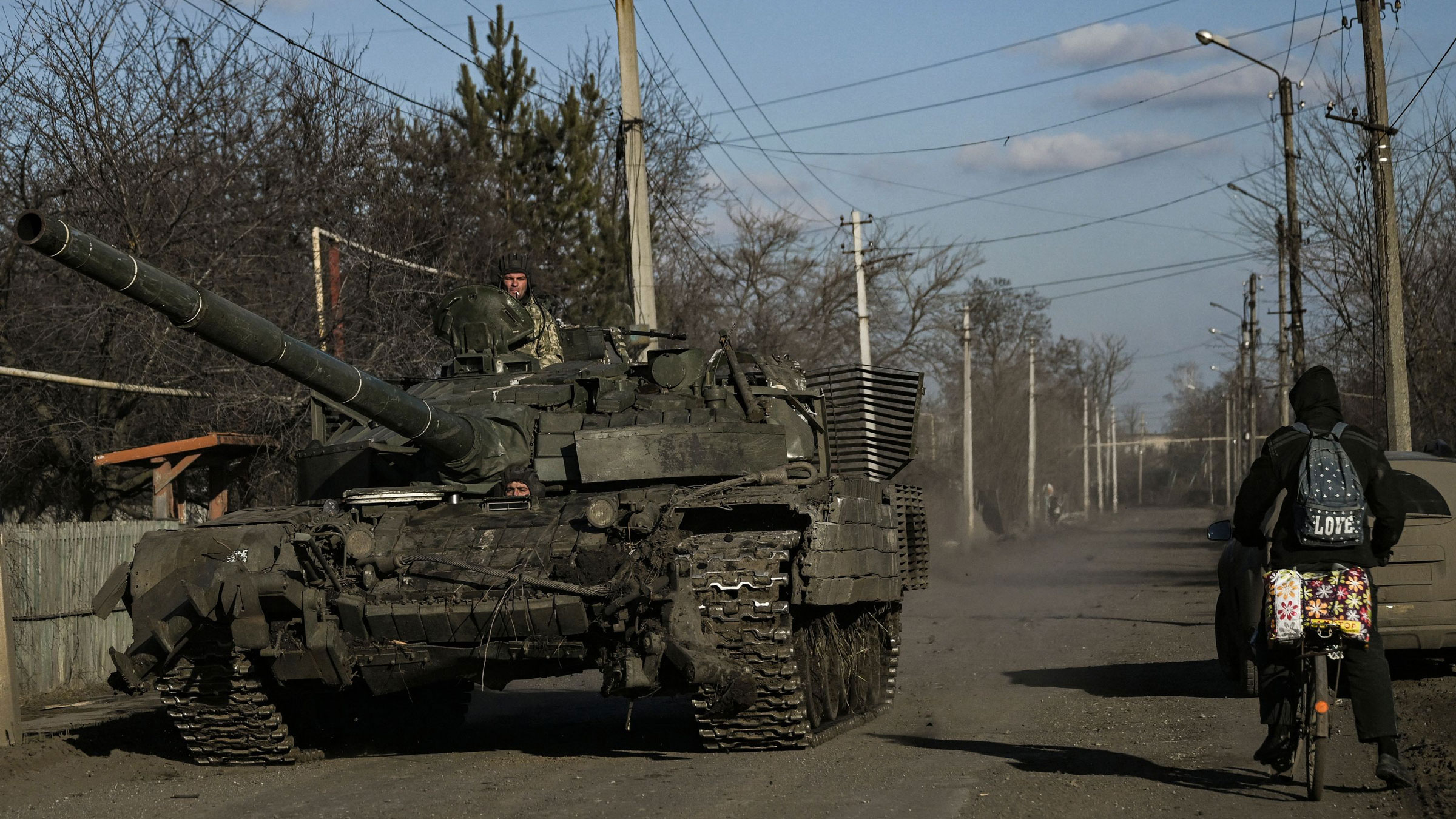 Xe tăng Ukraine ở thành phố Chasiv Yar, giáp Bakhmut (ảnh: CNN)