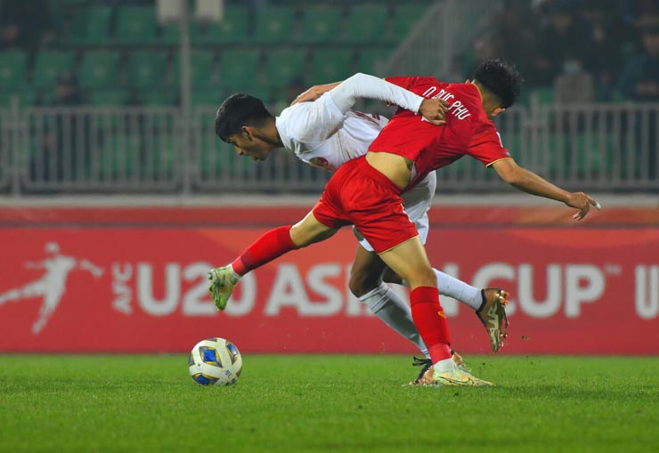 U20 Việt Nam (áo đỏ) sẵn sàng lao mình vào các cuộc tranh chấp với đối thủ