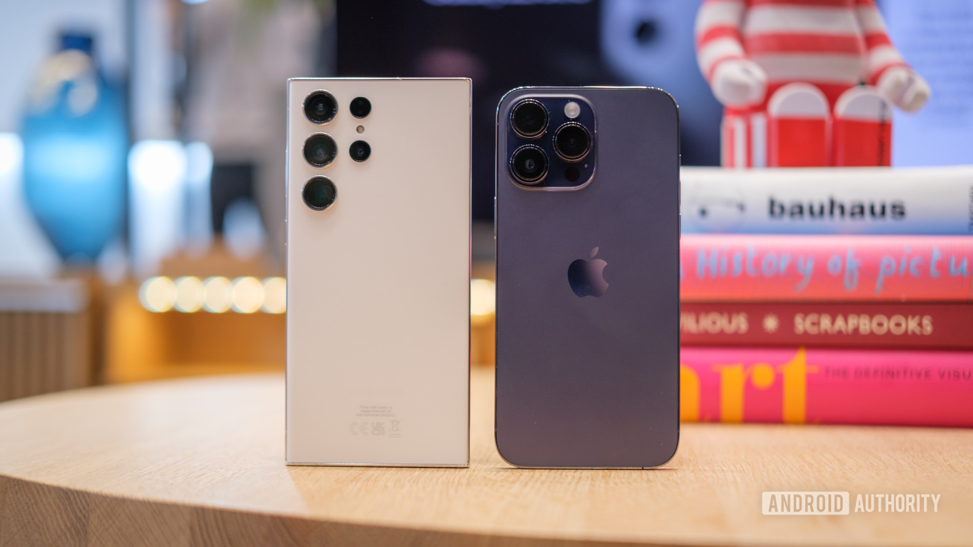 Galaxy S23 Ultra (trái) và iPhone 14 Pro Max (phải).