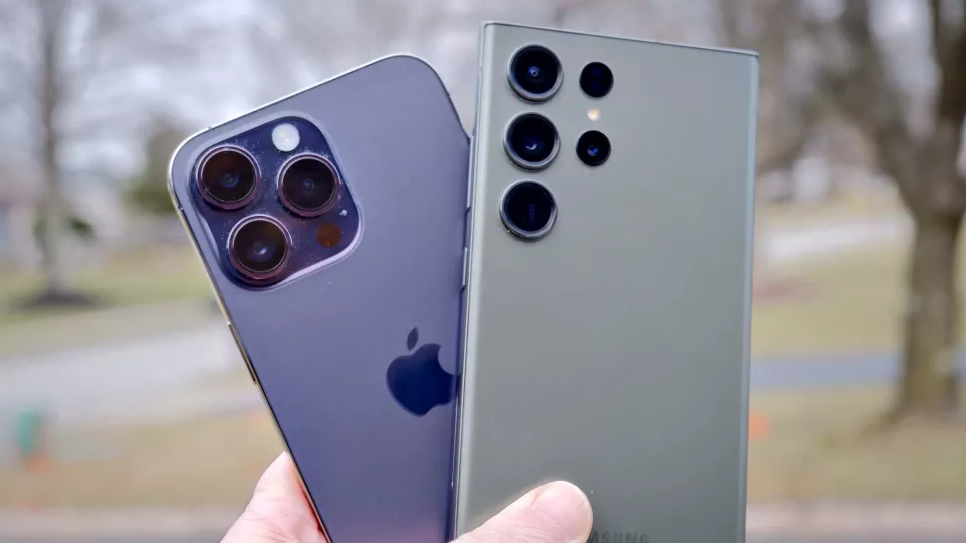 iPhone 14 Pro Max (trái) và Galaxy S23 Ultra (phải) đều có khả năng chụp ảnh ProRAW.