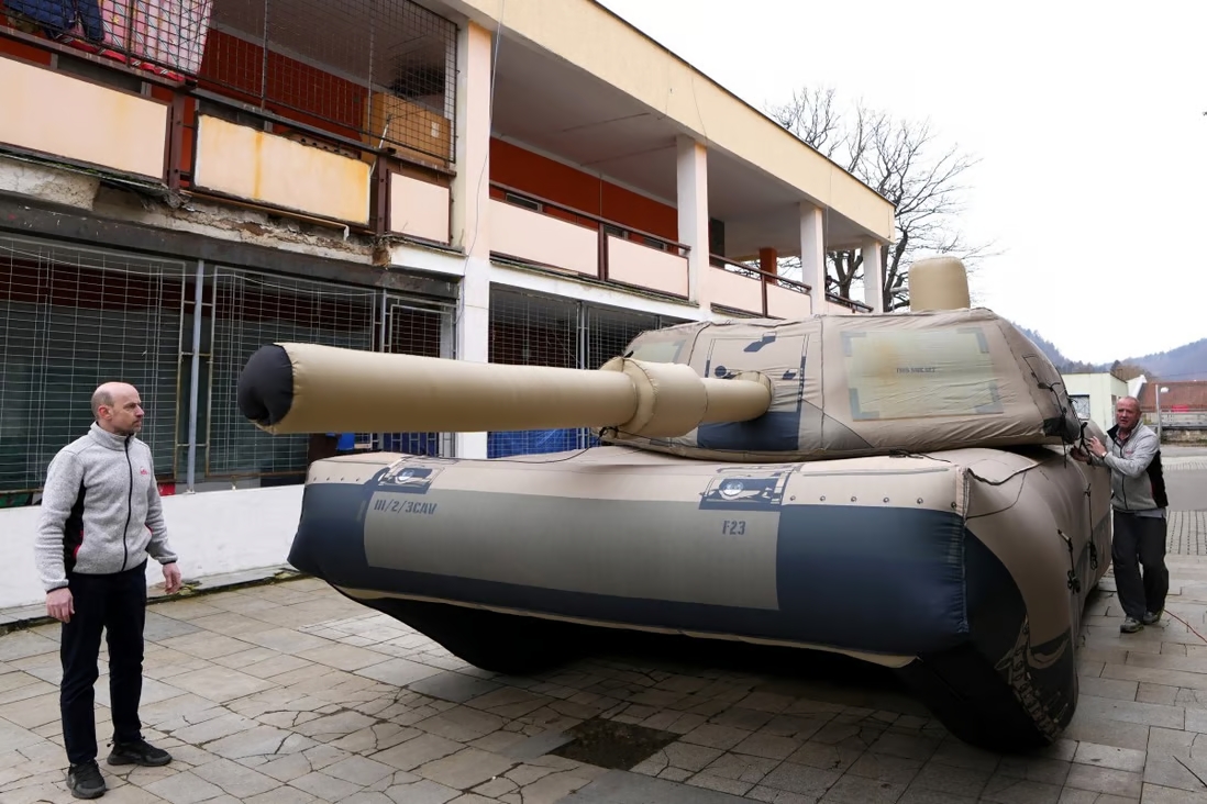 Mô hình xe tăng Abrams&nbsp;bơm hơi được trưng bày ở thành phố Decin, Séc (ảnh: SCMP)