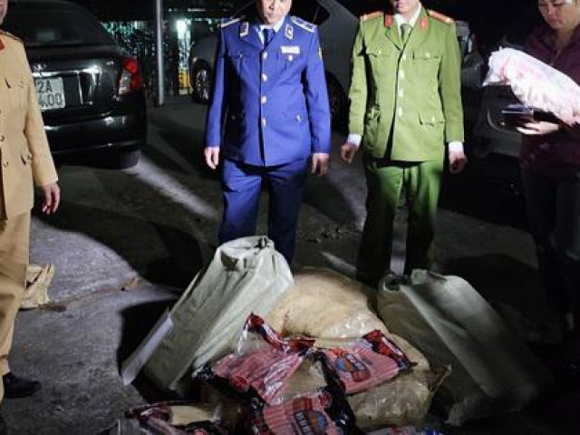 Thị trường - Tiêu dùng - Thu mua gần nửa tấn xúc xích, chả cá trôi nổi để bán kiếm lời